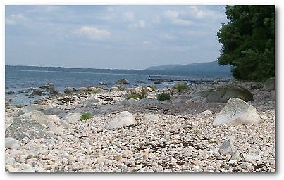 Stenig strand